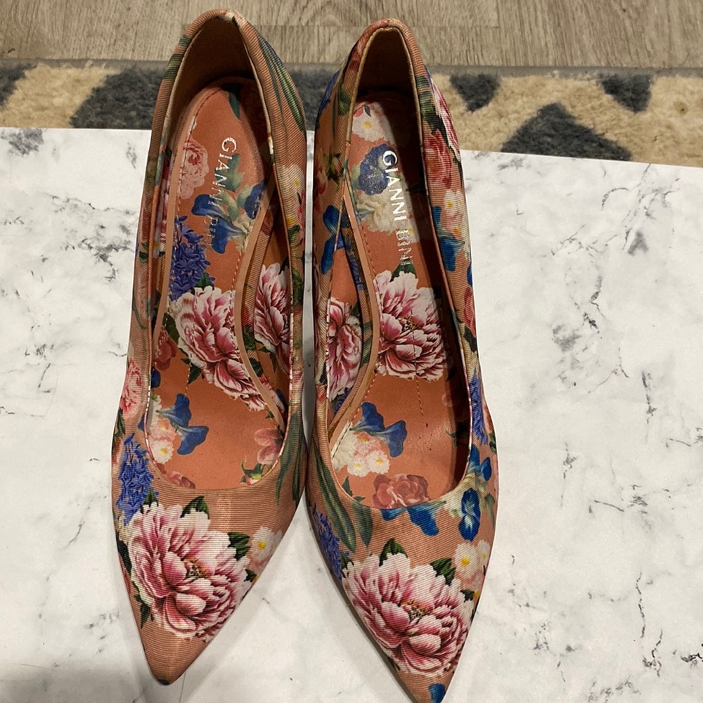Gianni Bini pink flower heels